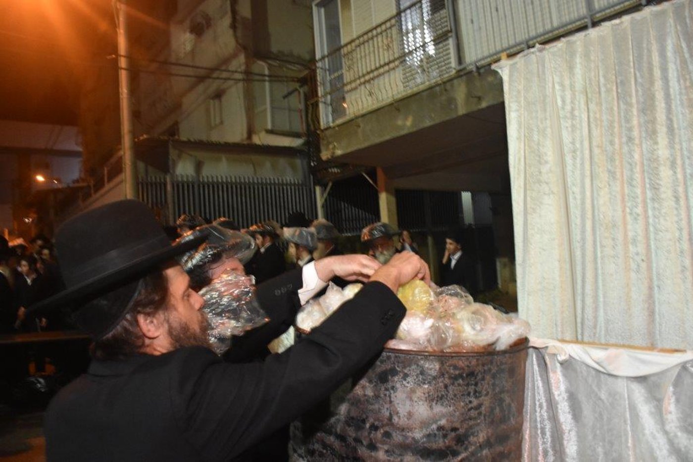 'זאת חנוכה': הרבי משומרי אמונים שרף את הפתילות