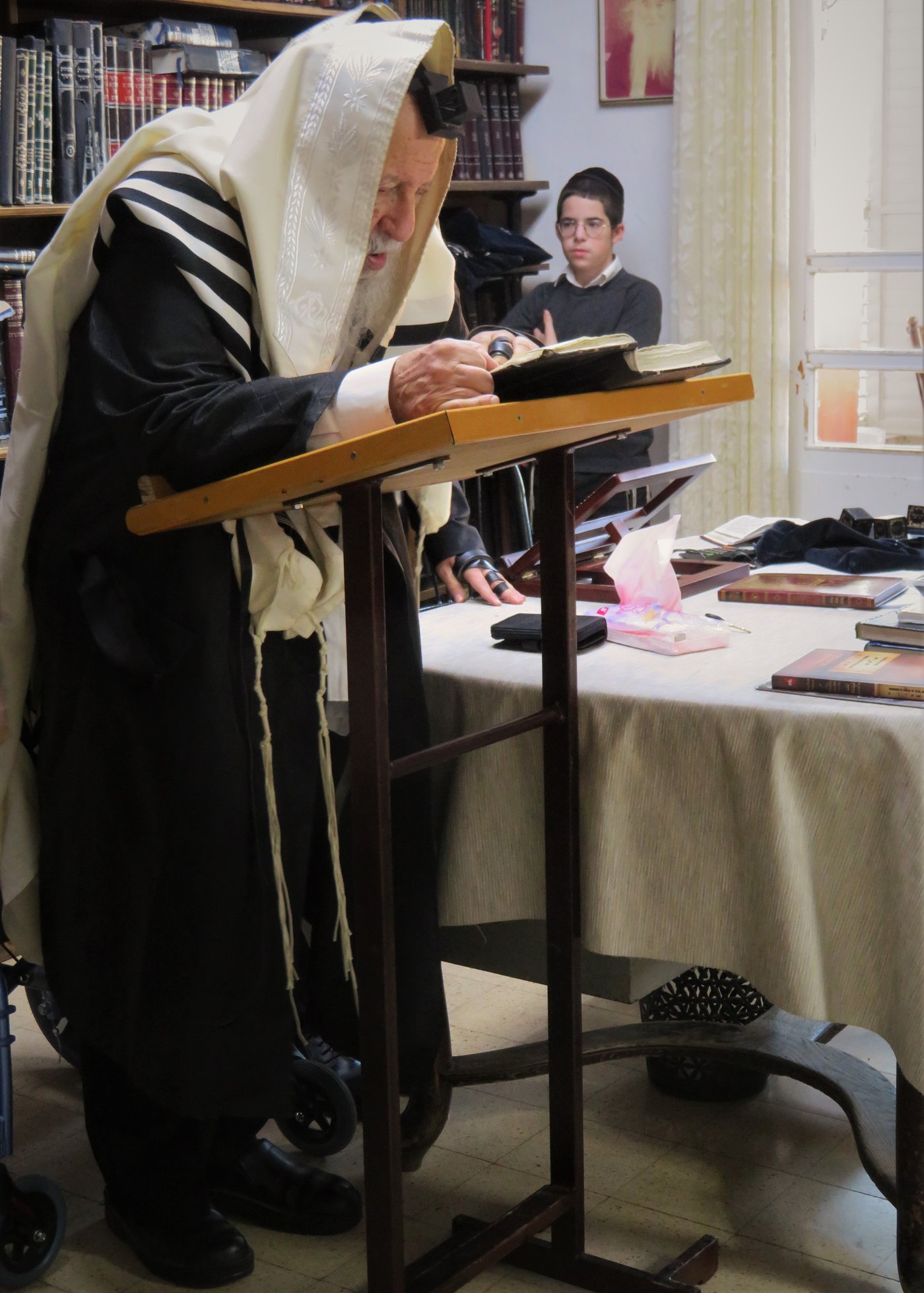 ראש הישיבה ניגש ל'עמוד' התפילה ביארצייט לאביו; תיעוד