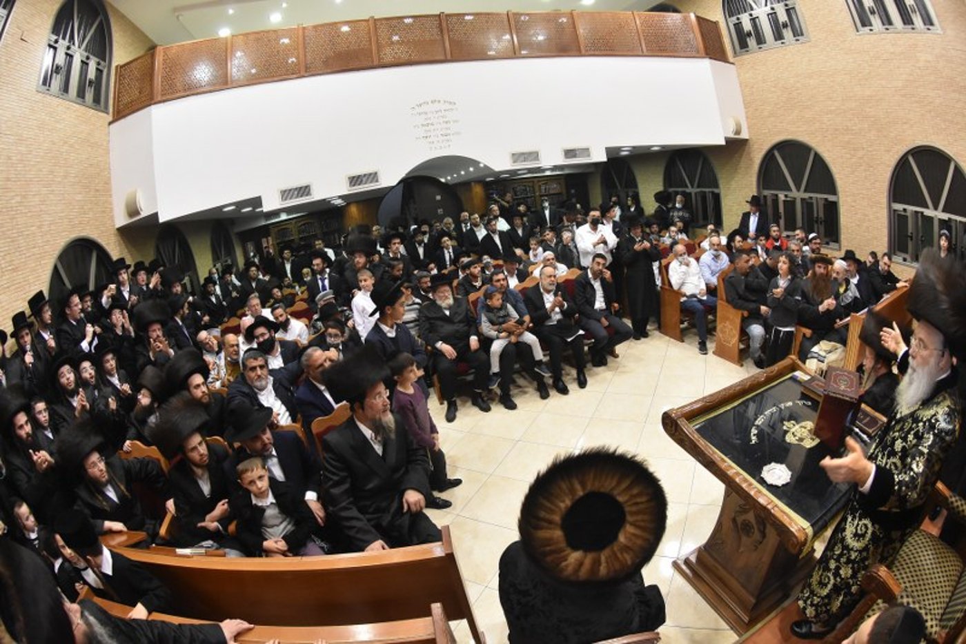 'פרסומי ניסא' בחצר הקודש מישקולץ