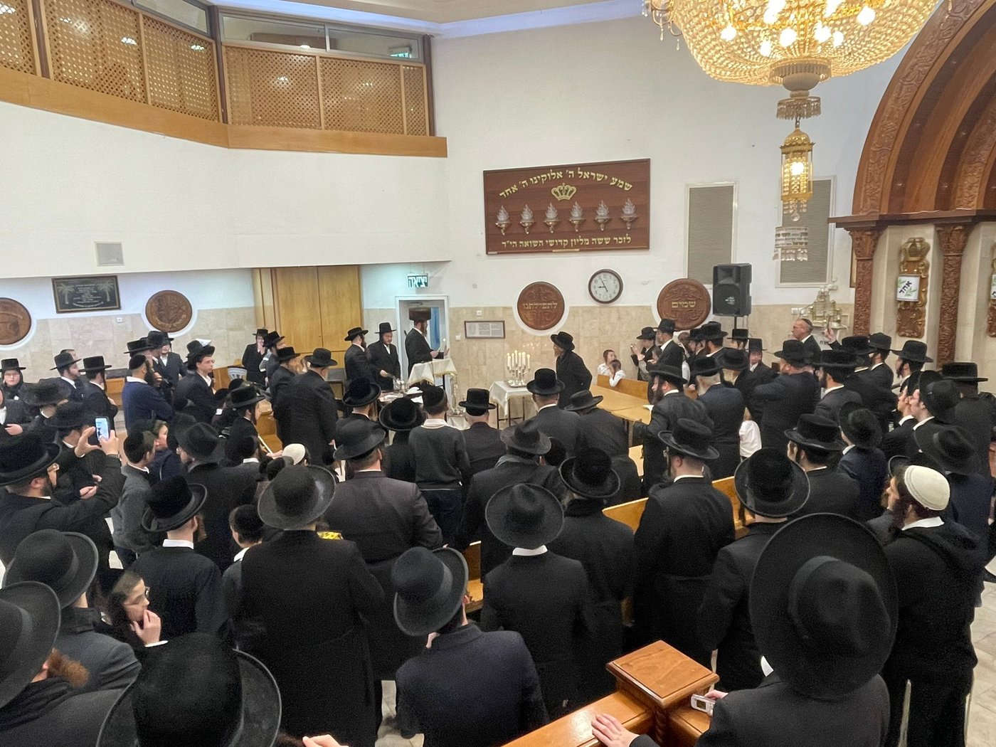 האדמו"ר מקאליב הדליק נר שמיני וחילק 'חנוכה געלט'