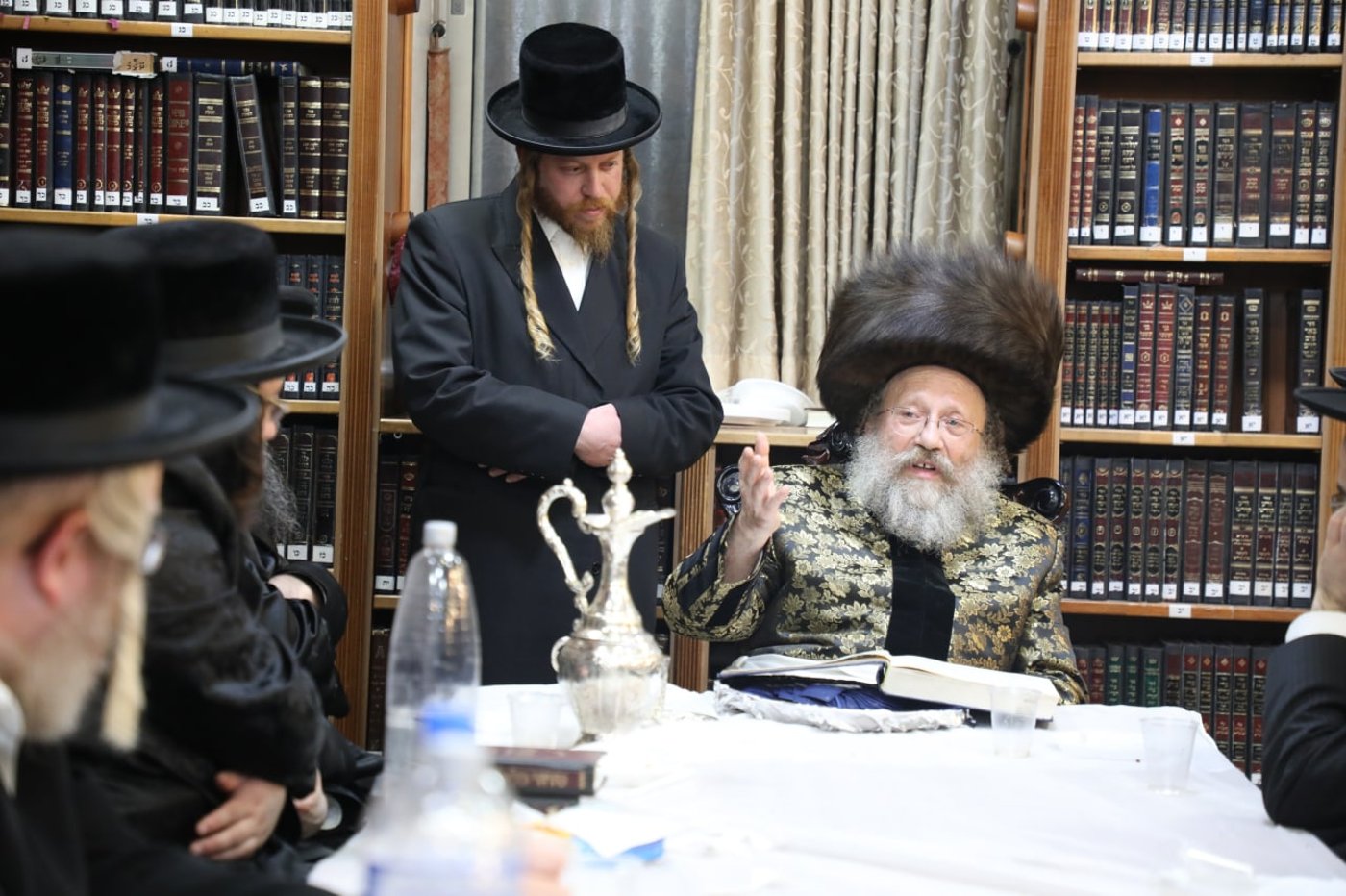 "נשים מדברות בטלפון ברחוב בקולי קולות"