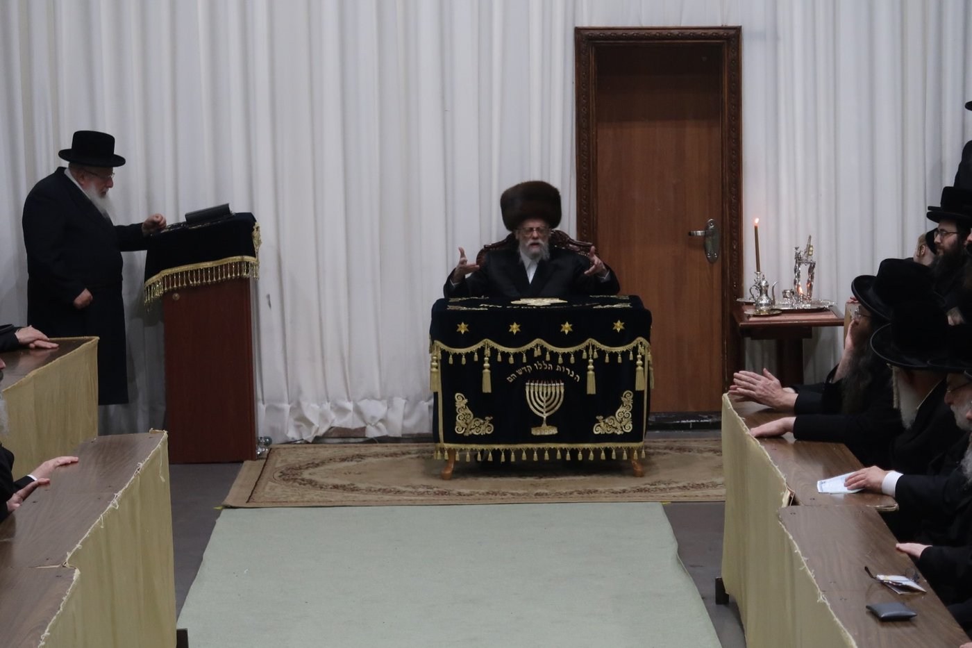 'זאת חנוכה' בסערט ויז'ניץ: הרבי חילק דמי חנוכה