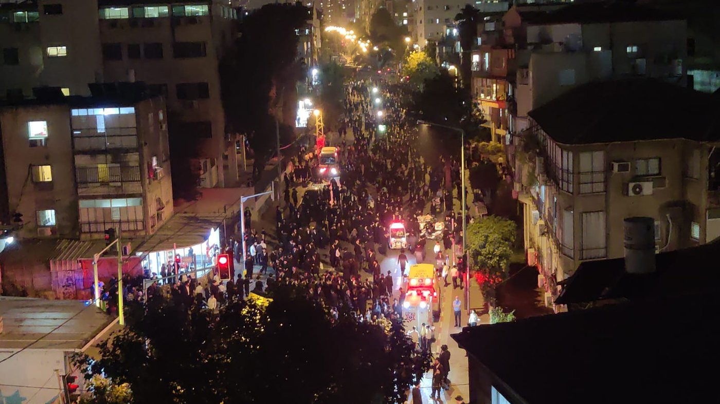 בעקבות התביעה: אלפי חסידי גור הפגינו בבני ברק • תיעוד