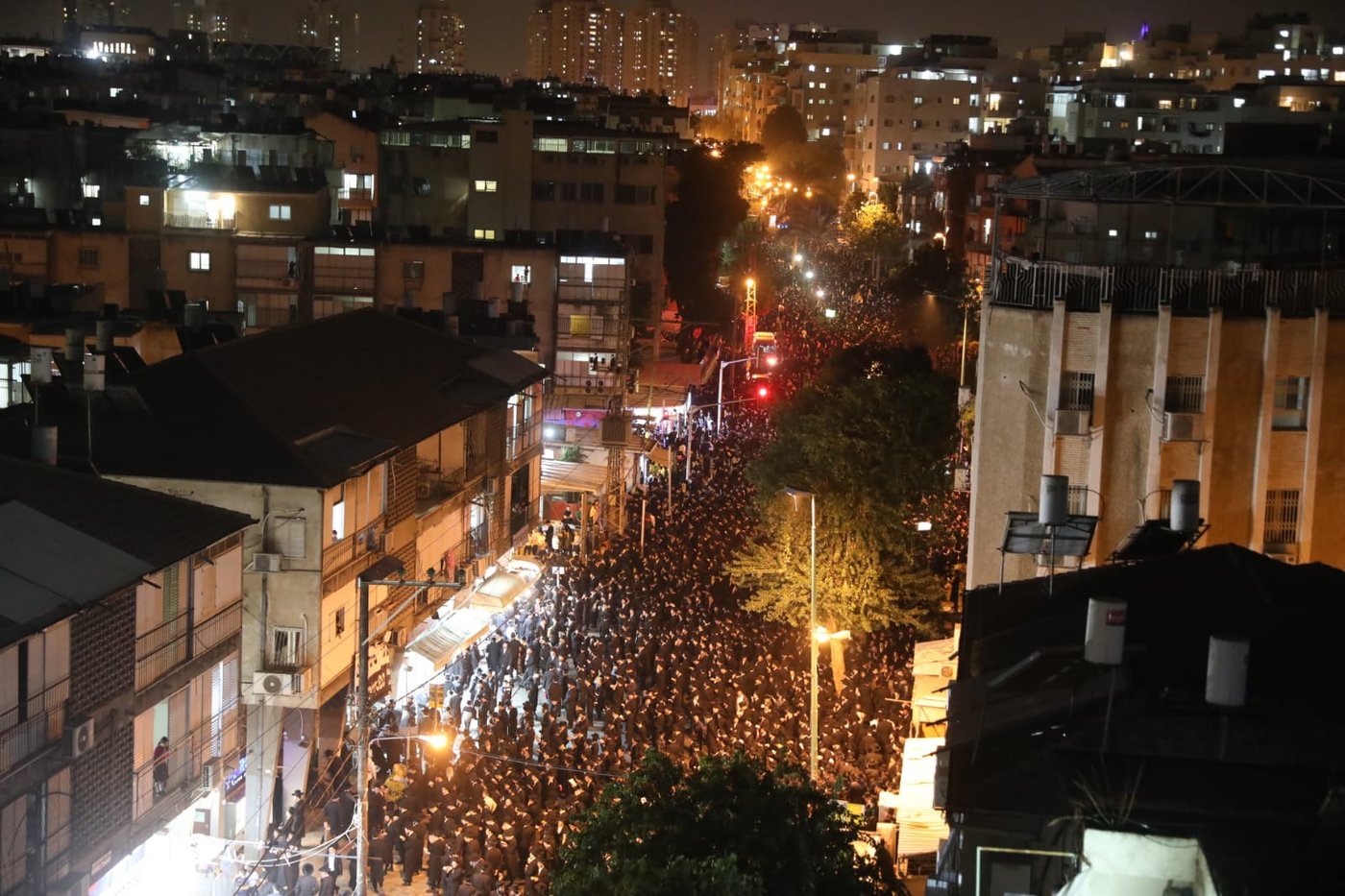 בעקבות התביעה: אלפי חסידי גור הפגינו בבני ברק • תיעוד