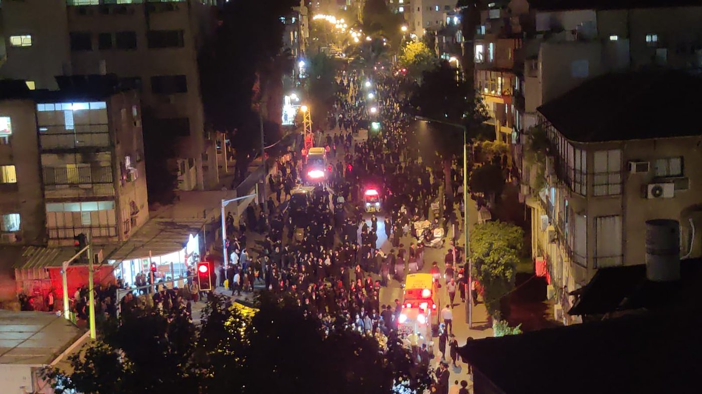 בעקבות התביעה: אלפי חסידי גור הפגינו בבני ברק • תיעוד