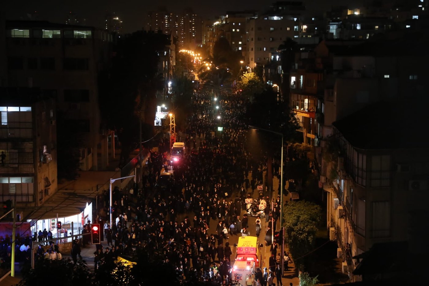 בעקבות התביעה: אלפי חסידי גור הפגינו בבני ברק • תיעוד