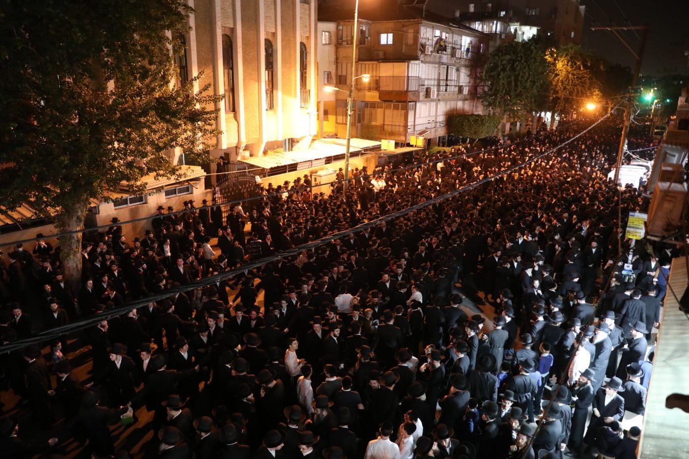 בעקבות התביעה: אלפי חסידי גור הפגינו בבני ברק • תיעוד