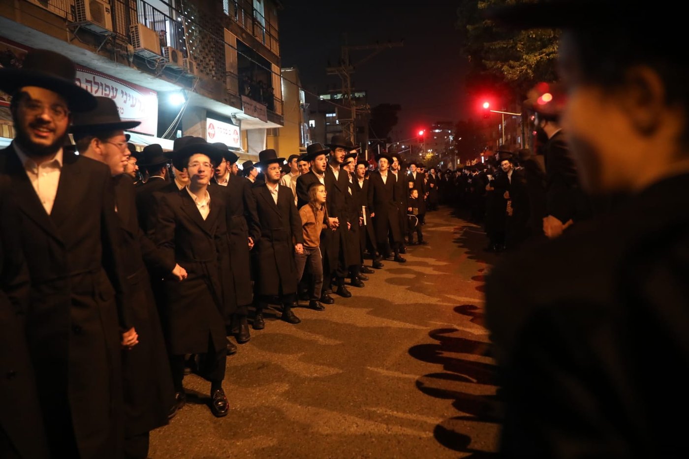 בעקבות התביעה: אלפי חסידי גור הפגינו בבני ברק • תיעוד