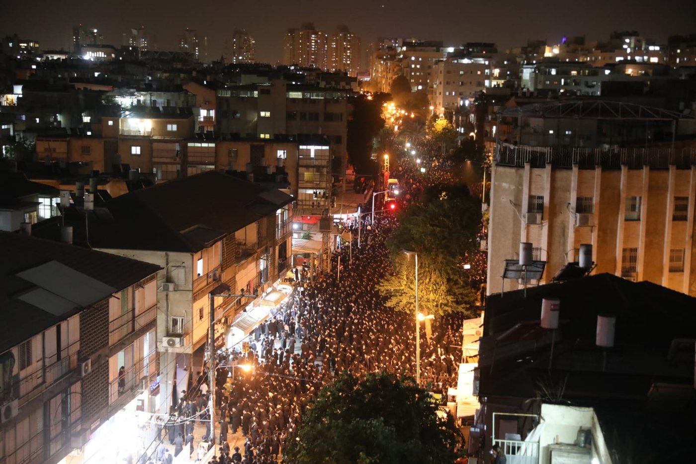 בעקבות התביעה: אלפי חסידי גור הפגינו בבני ברק • תיעוד