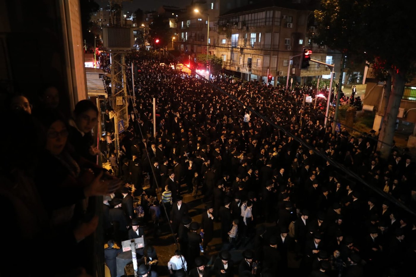 בעקבות התביעה: אלפי חסידי גור הפגינו בבני ברק • תיעוד