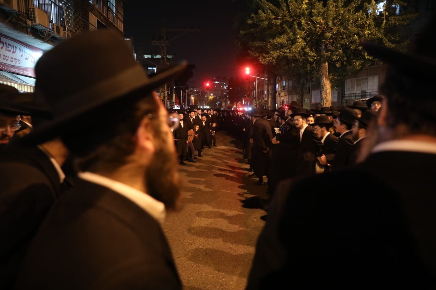 בעקבות התביעה: אלפי חסידי גור הפגינו בבני ברק • תיעוד