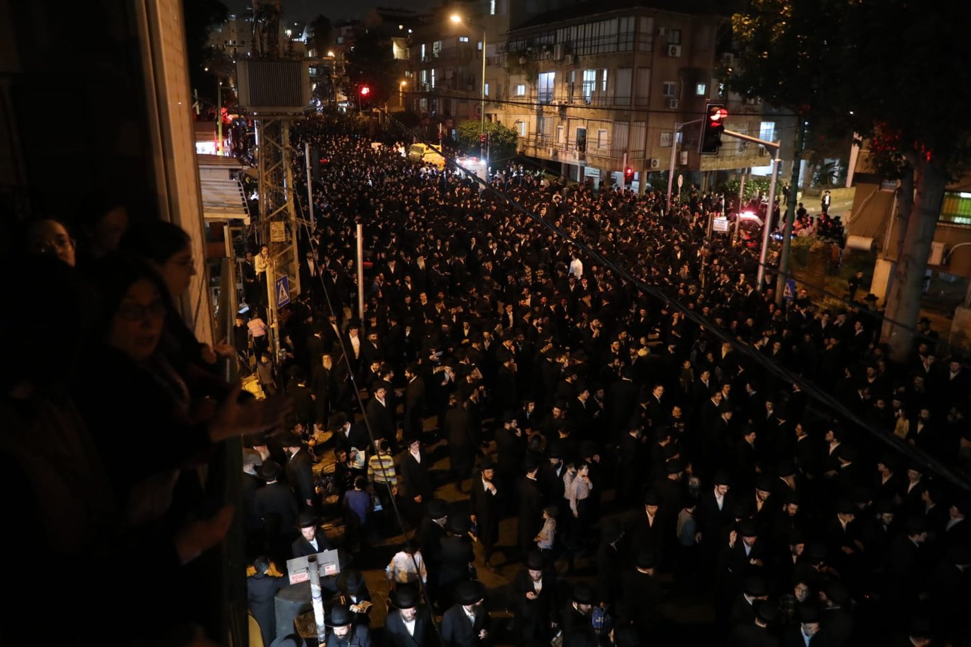 בעקבות התביעה: אלפי חסידי גור הפגינו בבני ברק • תיעוד
