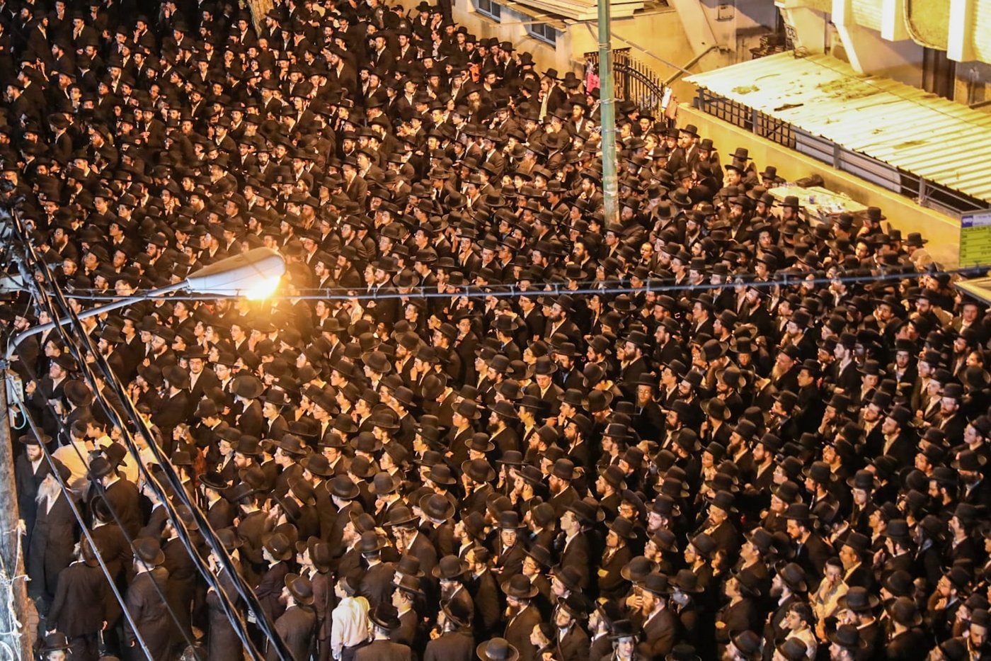 בעקבות התביעה: אלפי חסידי גור הפגינו בבני ברק • תיעוד
