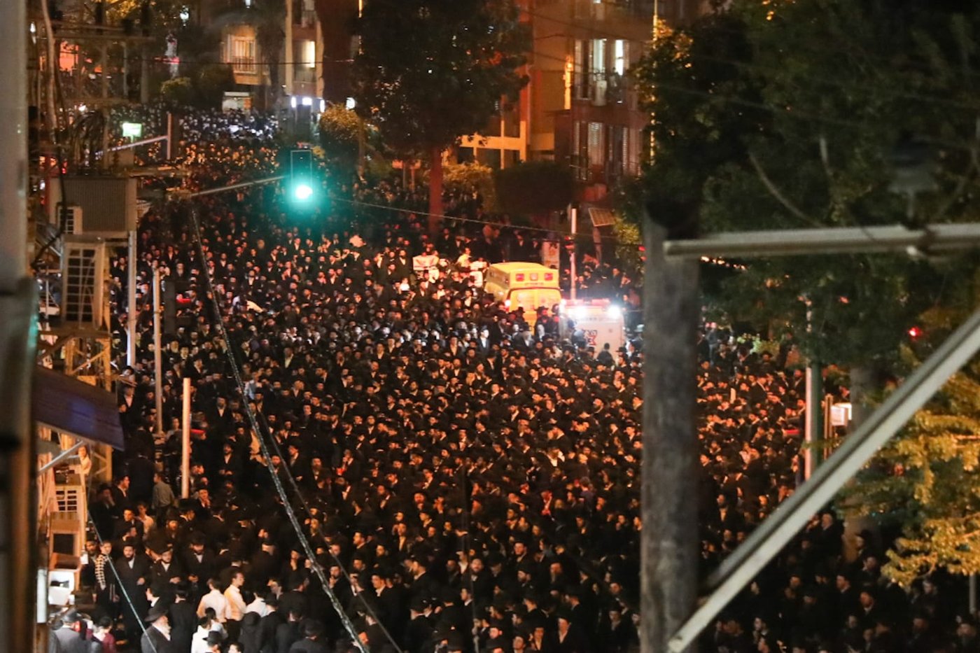 בעקבות התביעה: אלפי חסידי גור הפגינו בבני ברק • תיעוד