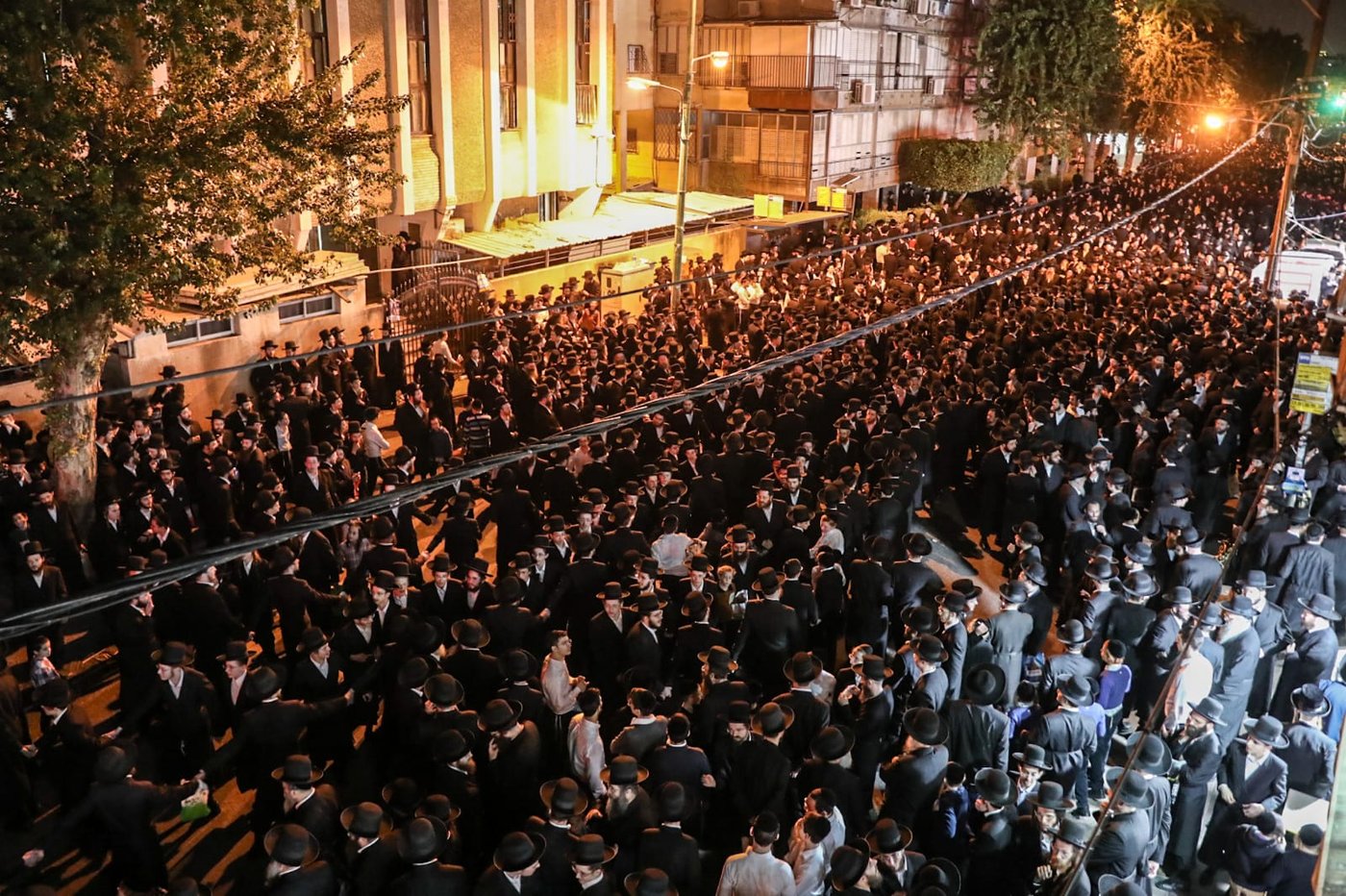 בעקבות התביעה: אלפי חסידי גור הפגינו בבני ברק • תיעוד