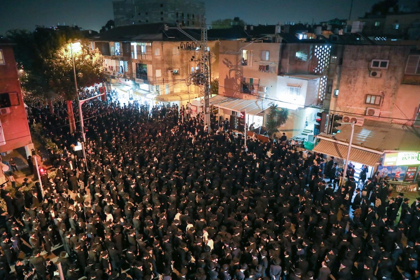 בעקבות התביעה: אלפי חסידי גור הפגינו בבני ברק • תיעוד