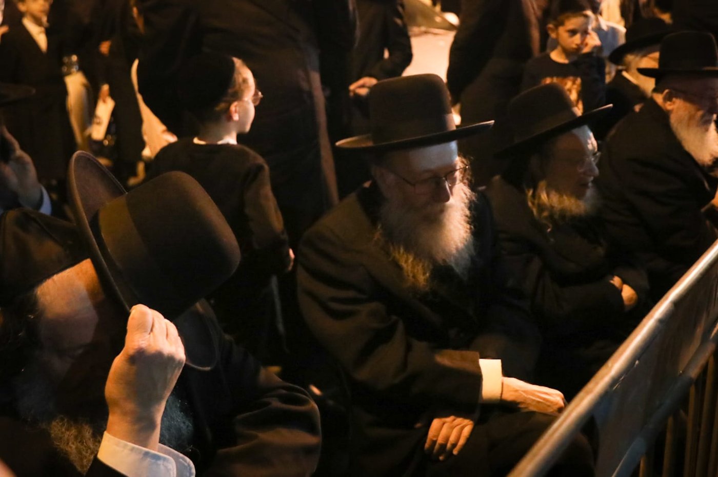 בעקבות התביעה: אלפי חסידי גור הפגינו בבני ברק • תיעוד