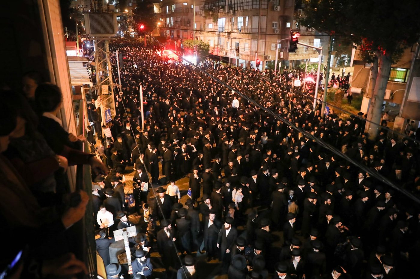 בעקבות התביעה: אלפי חסידי גור הפגינו בבני ברק • תיעוד