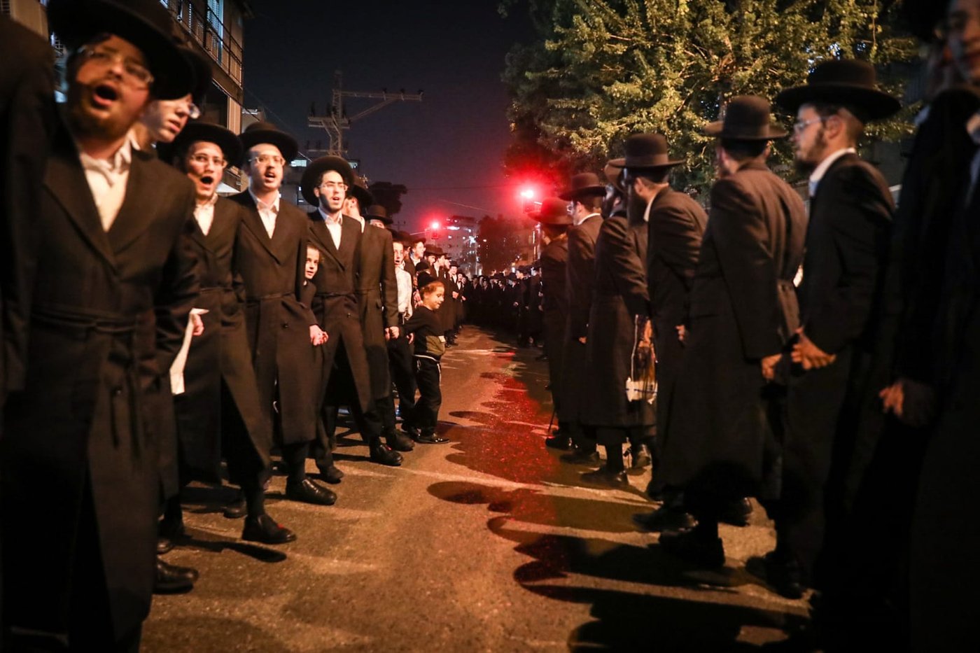 בעקבות התביעה: אלפי חסידי גור הפגינו בבני ברק • תיעוד