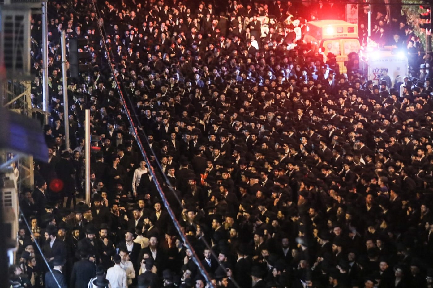 בעקבות התביעה: אלפי חסידי גור הפגינו בבני ברק • תיעוד