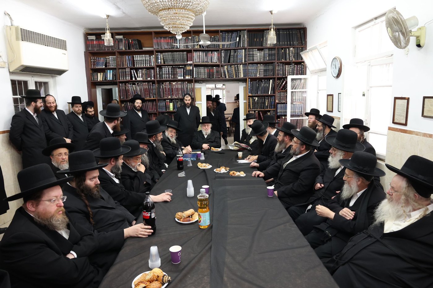 לפני הדיון: בני וחתני האדמו"ר מגור בכינוס מחאה • תיעוד