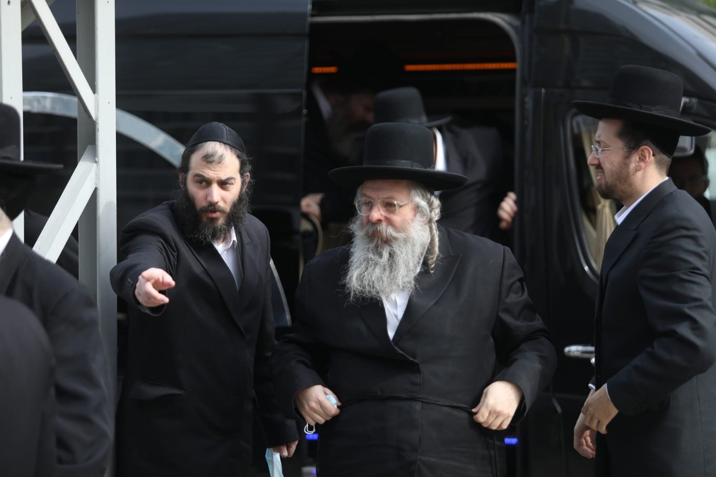 בן האדמו"ר מגור ורבני החסידות התייצבו בביהמ"ש; תיעוד