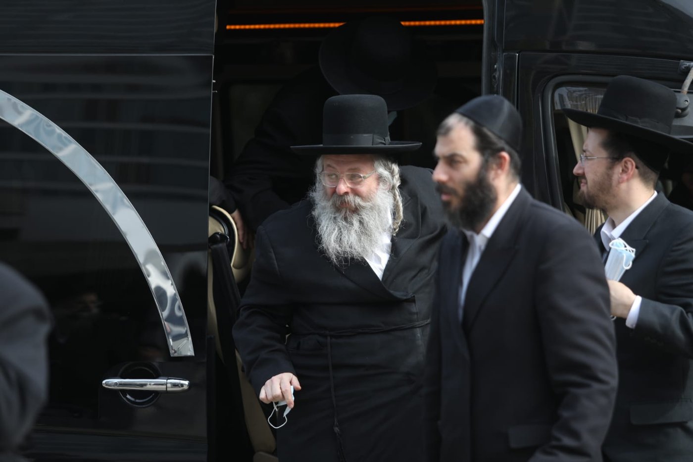 בן האדמו"ר מגור ורבני החסידות התייצבו בביהמ"ש; תיעוד
