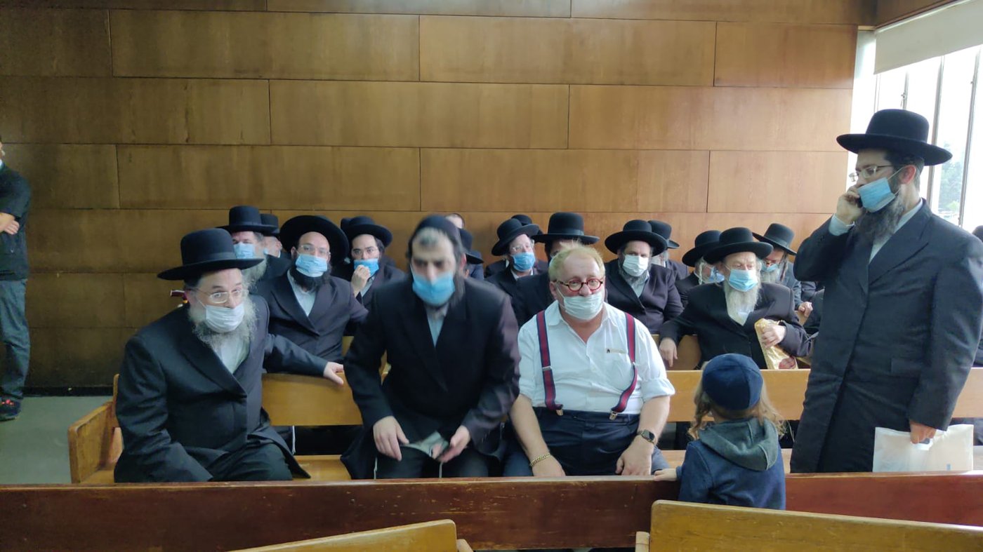 בן האדמו"ר מגור ורבני החסידות התייצבו בביהמ"ש; תיעוד