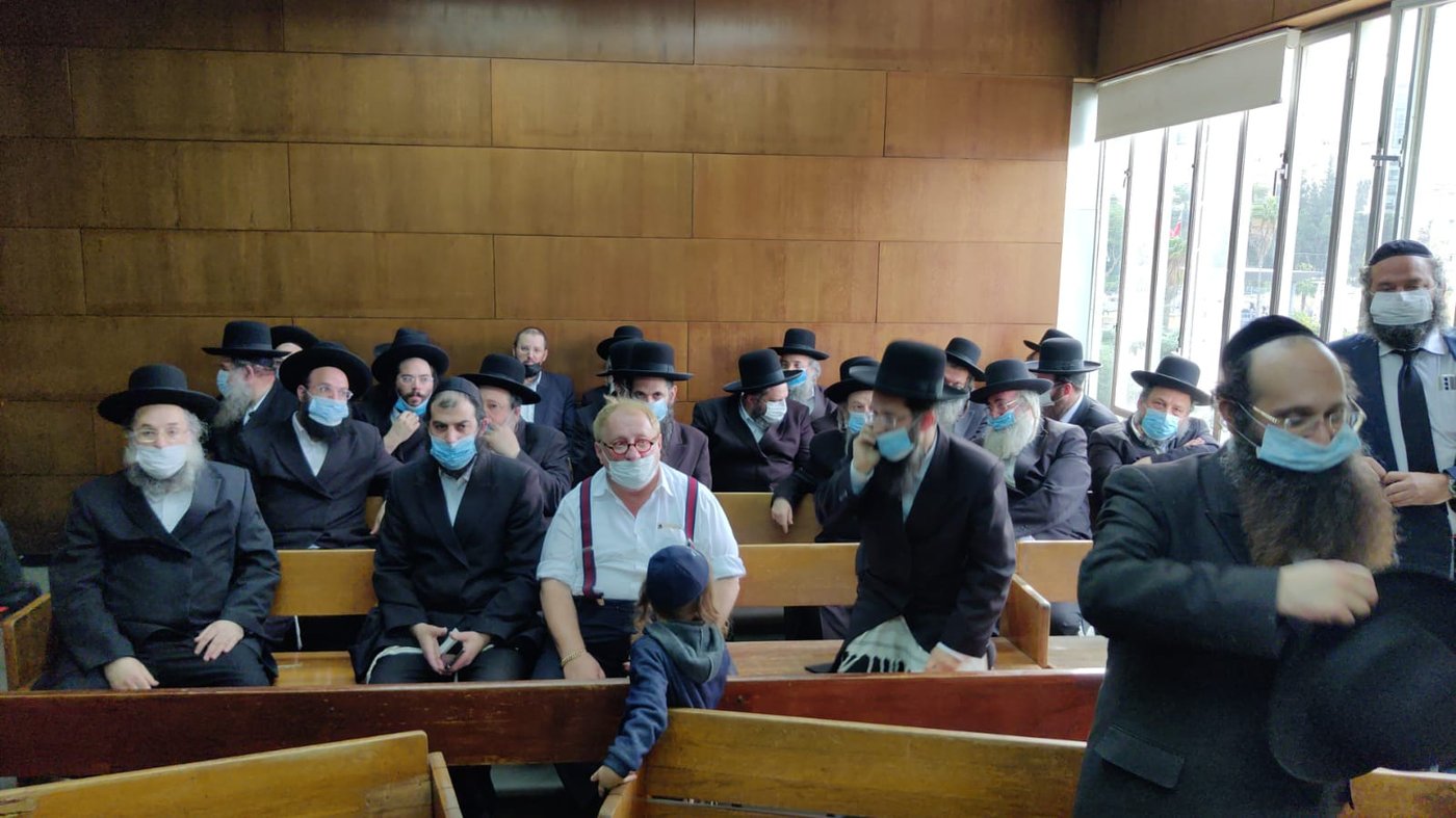 בן האדמו"ר מגור ורבני החסידות התייצבו בביהמ"ש; תיעוד