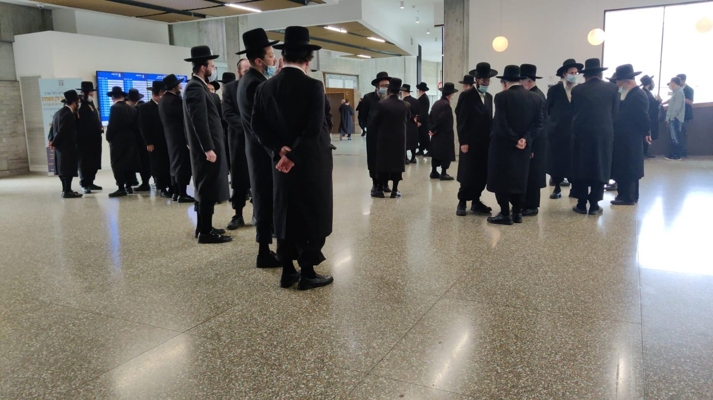 בן האדמו"ר מגור ורבני החסידות התייצבו בביהמ"ש; תיעוד