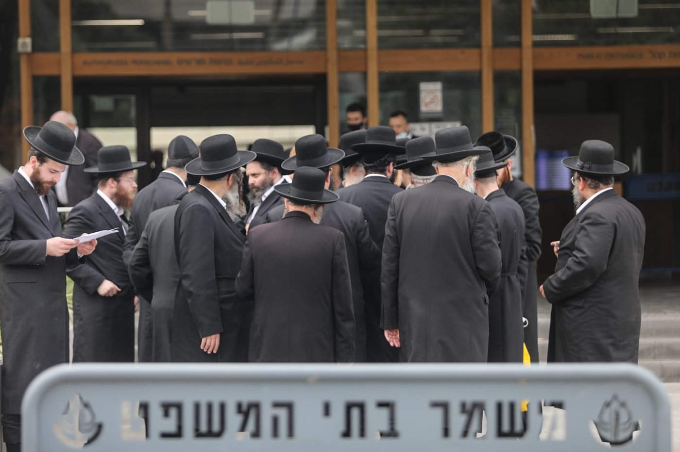 בן האדמו"ר מגור ורבני החסידות התייצבו בביהמ"ש; תיעוד
