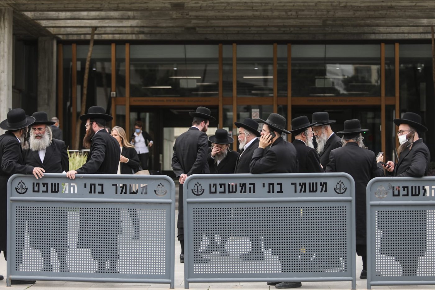 בן האדמו"ר מגור ורבני החסידות התייצבו בביהמ"ש; תיעוד
