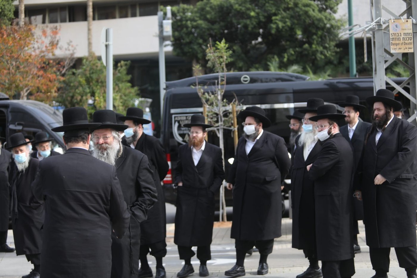 בן האדמו"ר מגור ורבני החסידות התייצבו בביהמ"ש; תיעוד