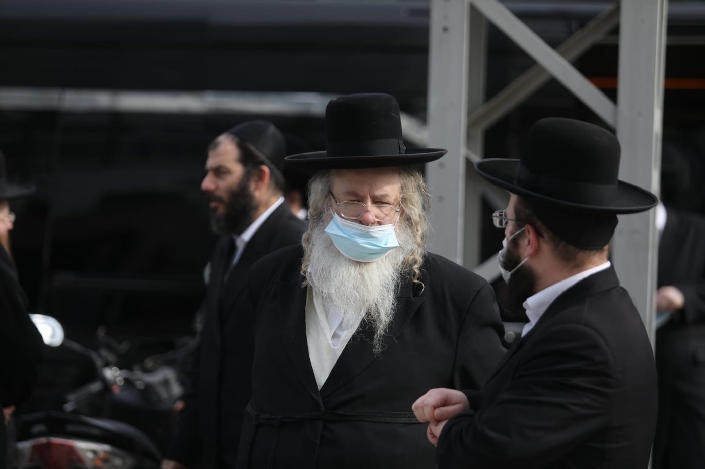 בן האדמו"ר מגור ורבני החסידות התייצבו בביהמ"ש; תיעוד