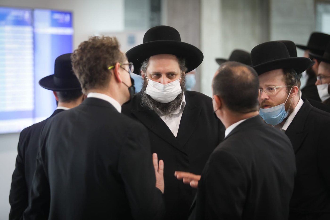 בן האדמו"ר מגור ורבני החסידות התייצבו בביהמ"ש; תיעוד
