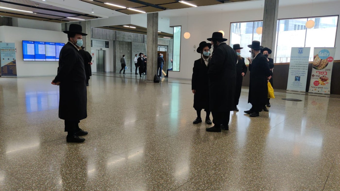 בן האדמו"ר מגור ורבני החסידות התייצבו בביהמ"ש; תיעוד