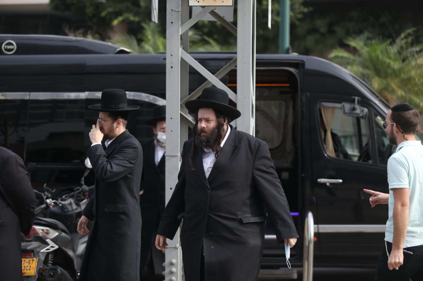 בן האדמו"ר מגור ורבני החסידות התייצבו בביהמ"ש; תיעוד