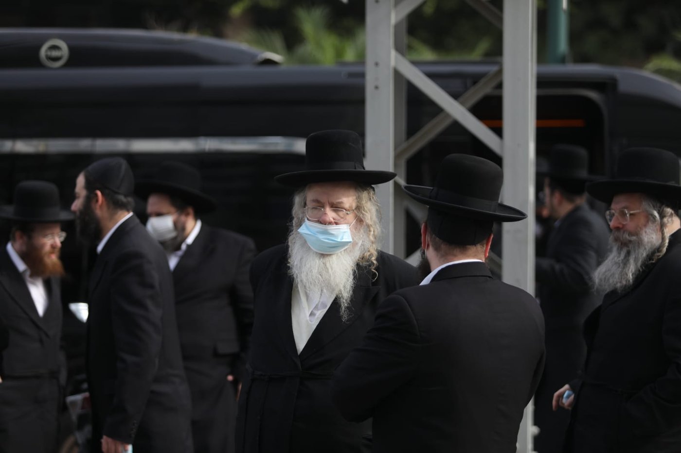 בן האדמו"ר מגור ורבני החסידות התייצבו בביהמ"ש; תיעוד