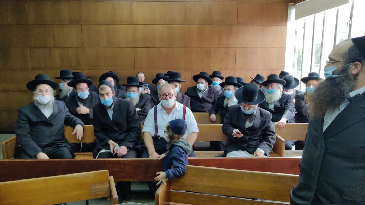 בן האדמו"ר מגור ורבני החסידות התייצבו בביהמ"ש; תיעוד