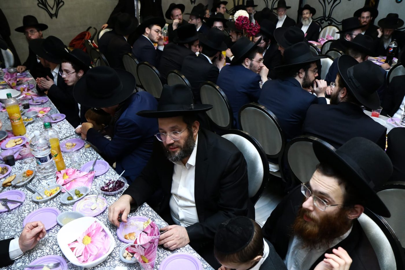 תיעוד: שמחת האירוסין לנכדת ראש ישיבת סלבודקא