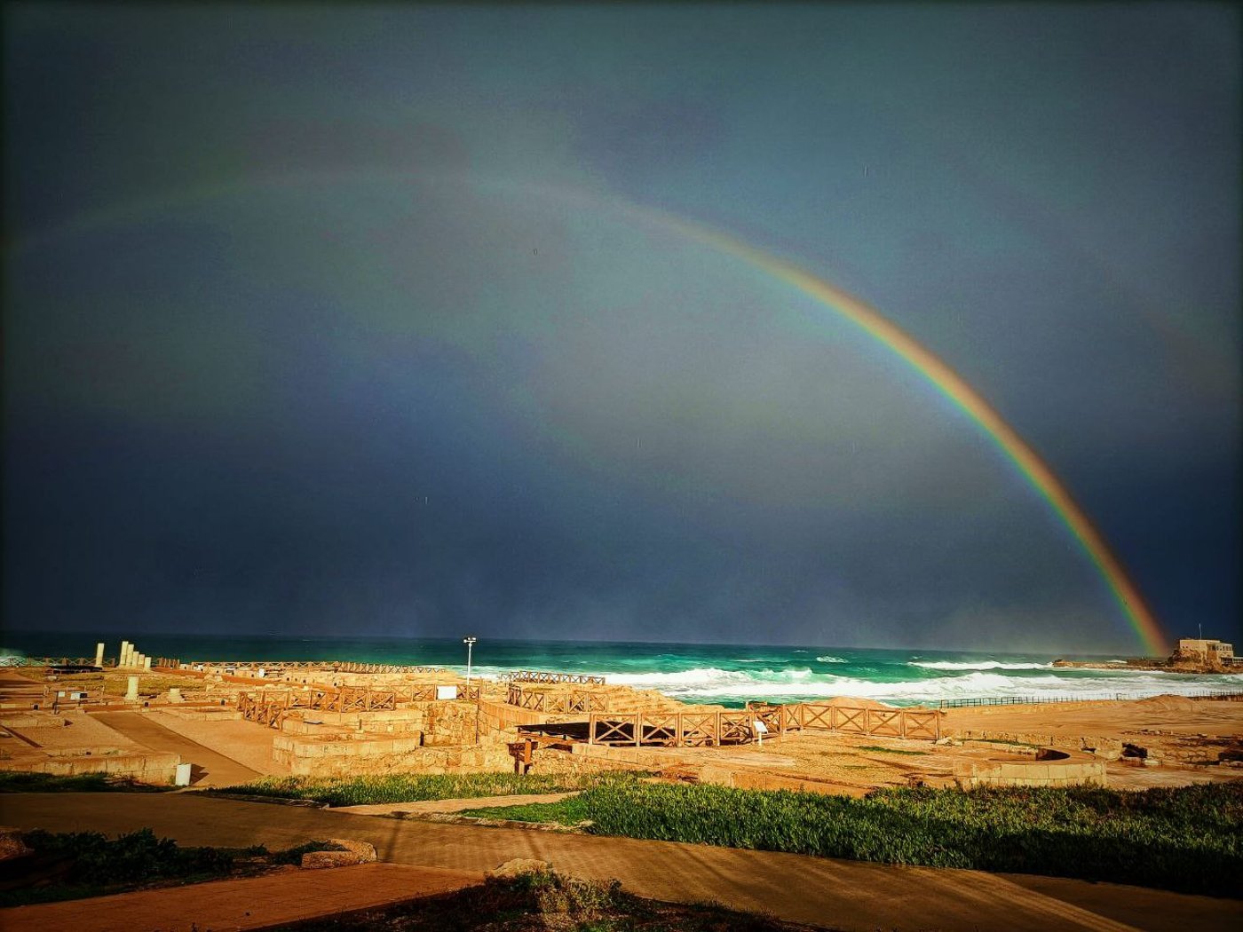 קשת מרהיבה בגן הלאומי קיסריה. צילום עידן יצחקיאן רשות הטבע והגנים