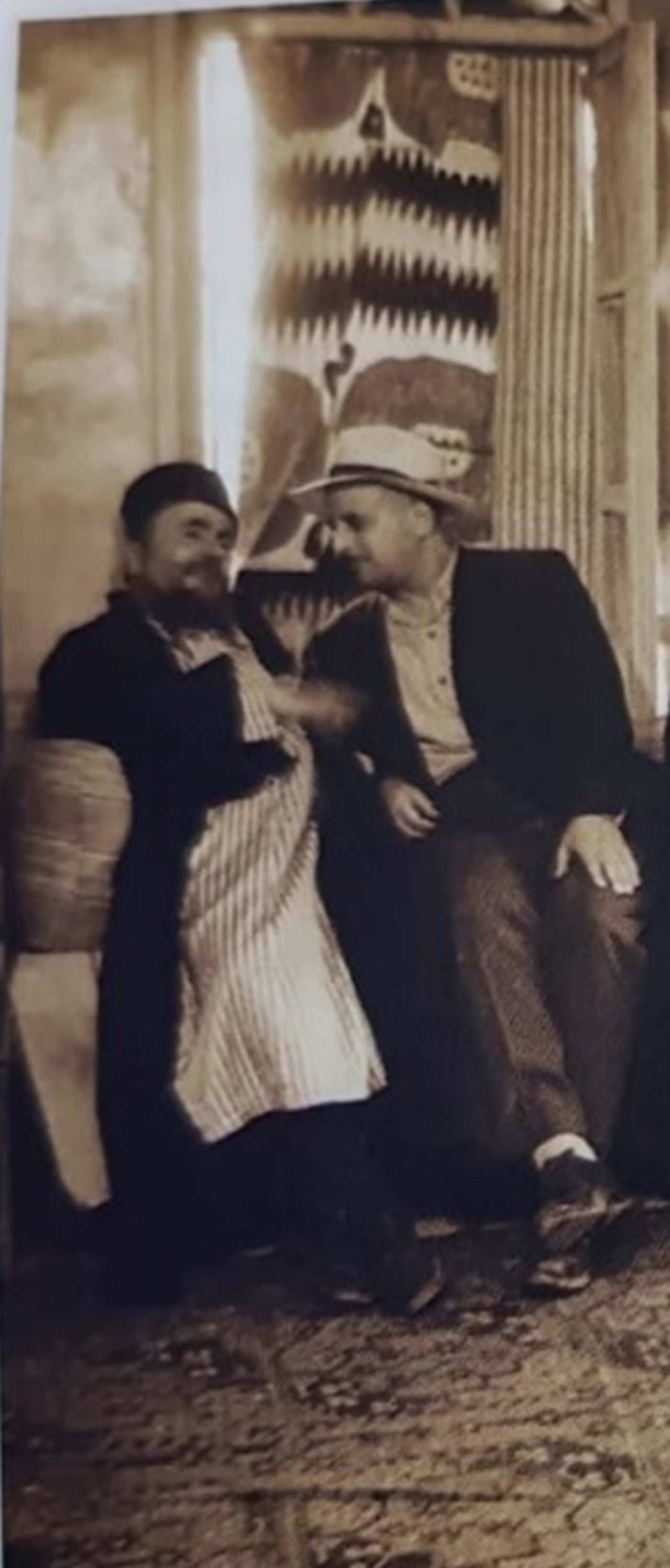 הגאון רבי עזרא עטייה זצוק"ל ראש ישיבת פורת יוסף לבוש ב'כתונת פסים' – 'זברא'