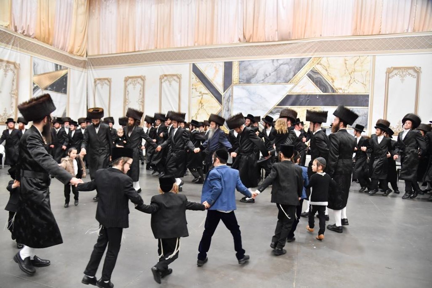 תיעוד: שמחת החתונה לנכד האדמו"ר מסווראן