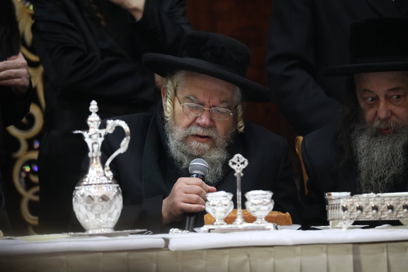 בחורי דושינסקיא חגגו שבע ברכות לנכד האדמו"ר