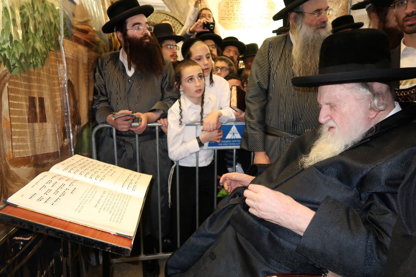 ימי השובבי"ם: הגר"מ שטרנבוך בקבר רחל אימנו