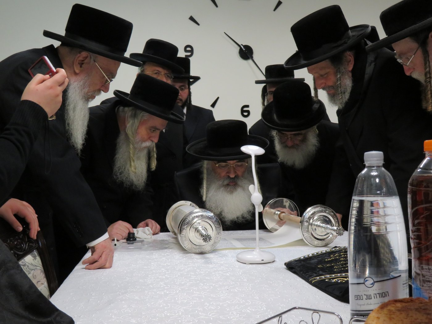 יובל שנים ליסוד הקהילה: בדושינסקיא בב"ב הכניסו ספר תורה