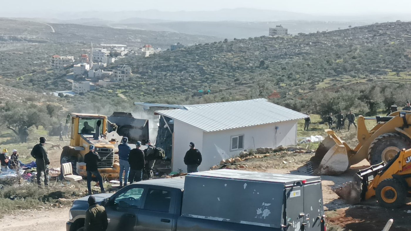 שני מתיישבים כלאו עצמם במתקן ברזל; צפו