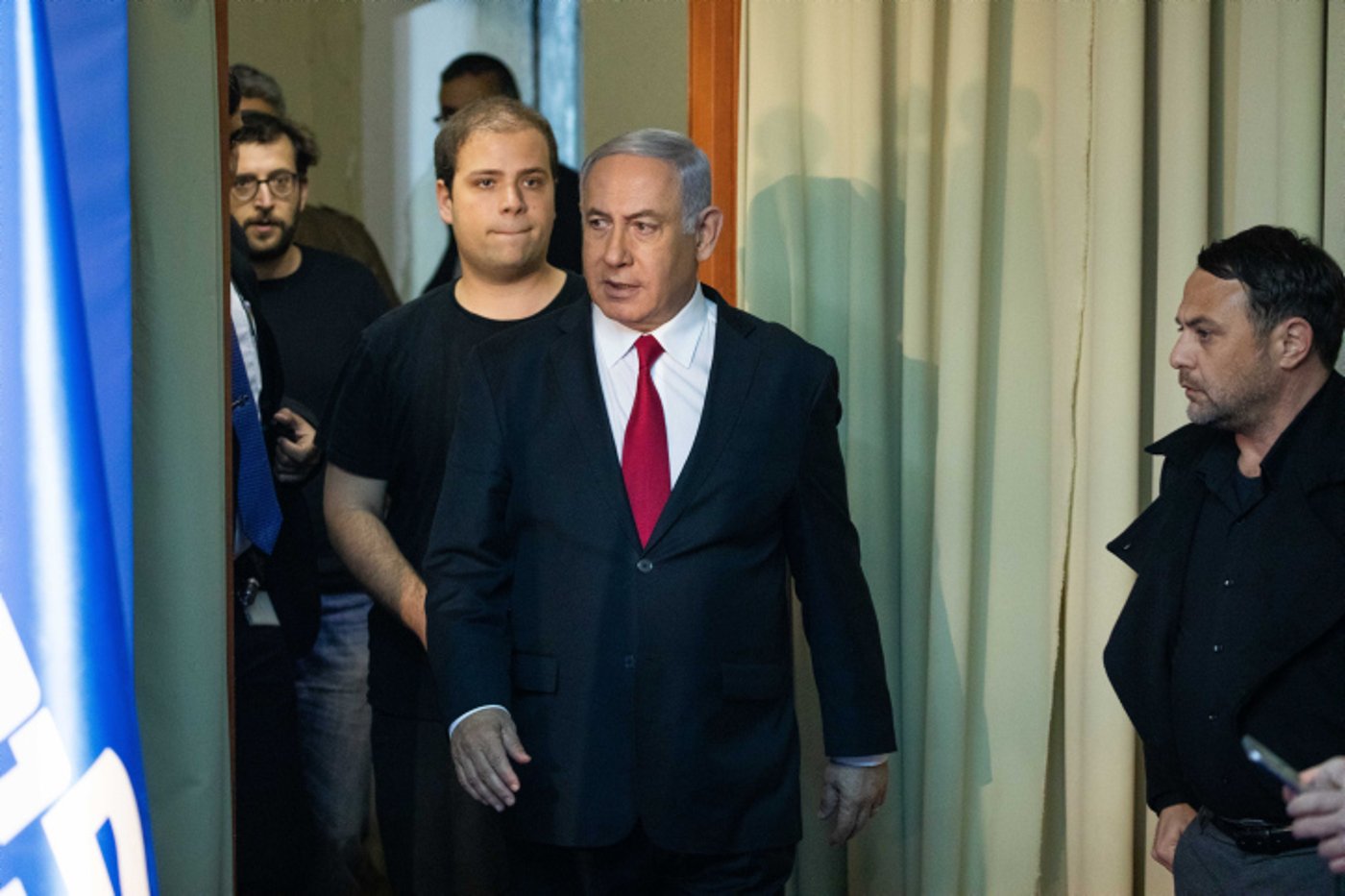 נתניהו ואוריך מאחור