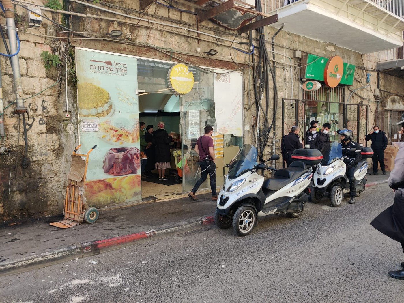 מאה שערים: שוטרים הוזעקו למאפייה - והותקפו