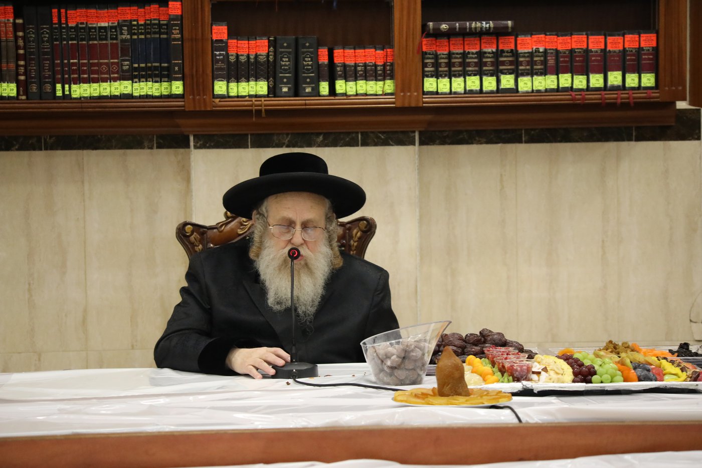הרבי חילק קוגל ופירות: ט"ו בשבט בחסידות קאמרנא